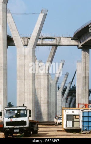 Ansatz Rampe Spalten auf den zentralen Datenaustausch zwischen den beiden Kabel bleiben Brücken der Mega-Brücke über den Chao Praya Fluss, Bangkok, Thailand Stockfoto