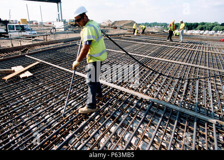 Reinigung der Stahl für das Deck gießt auf der Colne Valley bridge-T5 Anfahrt Flughafen Heathrow und der M25 und der Flughafen Heathrow brücken Spur Stockfoto