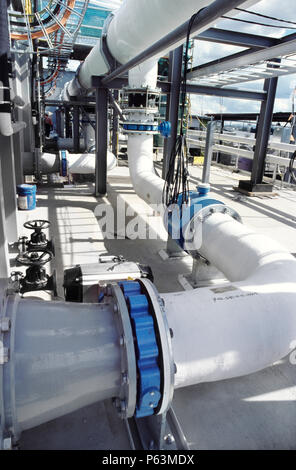 Rohrleitungen mit einer Abwasserbehandlungsanlage auf der westlichen Corriodor Regelung in Queensland, Austrialia Stockfoto