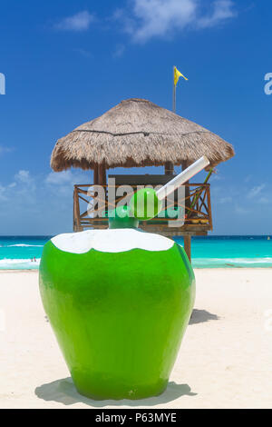 Lifeguard Tower und Cocktail am Strand im Sommer, Konzept von Alkohol und Sicherheit. Stockfoto