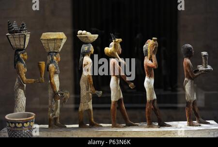 Modell einer Gruppe von mit Träger. Holz. Reich der Mitte. 12. Dynastie. 1800 v. Chr.. Neues Museum. Berlin. Deutschland. Stockfoto