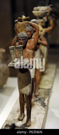 Modell einer Gruppe von mit Träger. Holz. Reich der Mitte. 12. Dynastie. 1800 v. Chr.. Neues Museum. Berlin. Deutschland. Stockfoto