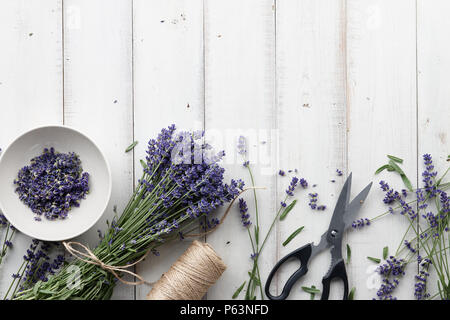 Lavendel Blumen Blumenstrauß auf weißem Holzbohlen Stockfoto