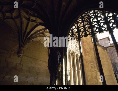 ARTE GOTICO. ESPAÑA. CONVENTO DE SANTA MARIA LA REAL. Vista parcial del Claustro de los Caballeros, ricamente decorado y con ventanales calados de estilo plateresco. NAJERA. La Rioja. Stockfoto