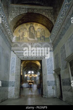 ARTE BIZANTINO. TURQUIA. BASILICA DE SANTA SOFIA. Vista General de la PUERTA DEL NARTEX, con el tímpano decorado con un Mosaico de finales Del Siglo X donde aparecen representados El Emperador JUSTINIANO (Izquierda) y CONSTANTINO (derecha), con la Vírgen y el Niño Jesús en el centro. ESTAMBUL. Stockfoto