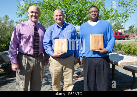 Tony Jones, US Army Forces Command/USA Army Reserve Command Gebäude Manager (links), Bobby Warren (Mitte) und Ricky Bell (rechts), Facility Engineering Techniker, wurden mit dem "Grünen Boot Program Award" an der Fort Bragg Abteilung für Öffentliche Arbeiten Hauptquartier, 13. April 2016 vorgestellt. Das grüne Boot-Programm ist eine Chance für die Agenturen auf Post ihre Missionen durch Umgang mit Ressourcen zu verbessern, mit dem Ziel der Reduzierung von Umweltauswirkungen einer Anlage oder der Direktion, Neuzuweisung der Mittel gespeichert. Durch Initiativen wie Wasser, Naturschutz, Energieeinsparung und recyc Stockfoto