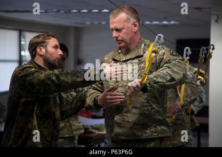 Deutsche Jumpmaster Sgt. 1. Klasse Julian Koch der Deutschen Bunderwher, 1 Airborne Brigade (links) und die US-amerikanische Armee Maj Cristopher Murphy, 982Nd Combat Camera Company (Airborne) Commander, East Point, Ga, Durchführen von Aktionen in den simulierten Flugzeugen Übung während der jumpmaster Probe für den Betrieb Skyfall USA auf Fort Gordon, Ga, 10. April 2016. Betrieb Skyfall USA (OS-U) ist ein 982Nd Combat Camera Company (Airborne) Theater Sicherheit Zusammenarbeit Initiative. OS-U ein gemeinsames ist, multi-Component, multi-laterale bekämpfen Kamera Experte Exchange statt an mehreren Orten i Stockfoto