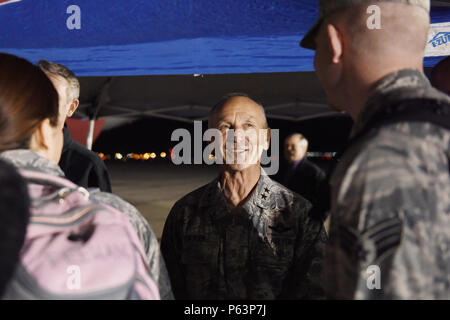 Flieger von 124. Der Idaho Air National Guard Fighter Wing Abschied an Familie, Freunde und verehrte Besucher auf dem Flug Linie an gowen Field in Vorbereitung auf die Bereitstellung am 12. April 2016. Generalmajor Gary Sayler, Kommandierender General von Idaho, wünsche Flieger ein Abschied, wie sie ab Dienstag Abend. Die meisten der Einsatz von Guard Mitglieder wird im Nahen Osten Unterstützung Betrieb inhärenten Lösen. (U.S. Air National Guard Foto von Master Sgt. Becky Vanshur/freigegeben) Stockfoto