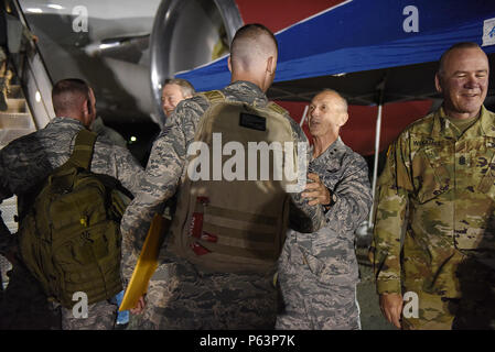 Flieger von 124. Der Idaho Air National Guard Fighter Wing Abschied an Familie, Freunde und verehrte Besucher auf dem Flug Linie an gowen Field in Vorbereitung auf die Bereitstellung am 12. April 2016. Generalmajor Gary Sayler, Kommandierender General von Idaho, wünsche Flieger ein Abschied, wie sie ab Dienstag Abend. Die meisten der Einsatz von Guard Mitglieder wird im Nahen Osten Unterstützung Betrieb inhärenten Lösen. (U.S. Air National Guard Foto von Master Sgt. Becky Vanshur/freigegeben) Stockfoto