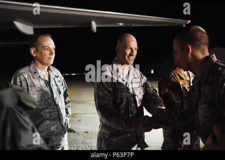 Flieger von 124. Der Idaho Air National Guard Fighter Wing Abschied an Familie, Freunde und verehrte Besucher auf dem Flug Linie an gowen Field in Vorbereitung auf die Bereitstellung am 12. April 2016. Oberst Tim Donnellan, die 124 Fighter Wing Commander, wünsche Flieger ein Abschied, wie sie ab Dienstag Abend. Die meisten der Einsatz von Guard Mitglieder wird im Nahen Osten Unterstützung Betrieb inhärenten Lösen. (U.S. Air National Guard Foto von Master Sgt. Becky Vanshur/freigegeben) Stockfoto