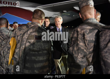 Flieger von 124. Der Idaho Air National Guard Fighter Wing Abschied an Familie, Freunde und verehrte Besucher auf dem Flug Linie an gowen Field in Vorbereitung auf die Bereitstellung am 12. April 2016. Stan Ridgeway, Bürgermeister von Adler, Idaho, wünsche Flieger ein Abschied, wie sie ab Dienstag Abend. Die meisten der Einsatz von Guard Mitglieder wird im Nahen Osten Unterstützung Betrieb inhärenten Lösen. (U.S. Air National Guard Foto von Master Sgt. Becky Vanshur/freigegeben) Stockfoto