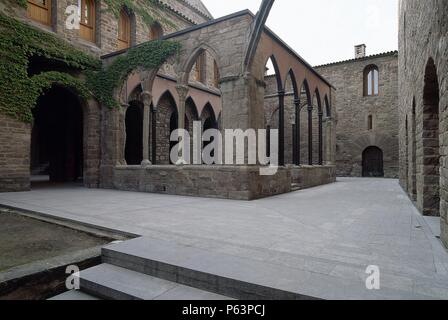 ARTE GOTICO. ESPAÑA. SIGLO XV. CLAUSTRO DE LA COLEGIATA DE SANT VICENÇ. Vista Allgemeine, con sus esbeltos Arcos ojivales. Ha sido restaurado recientemente. CARDONA. Comarca del Bages. Provincia de Barcelona Cataluña. Stockfoto