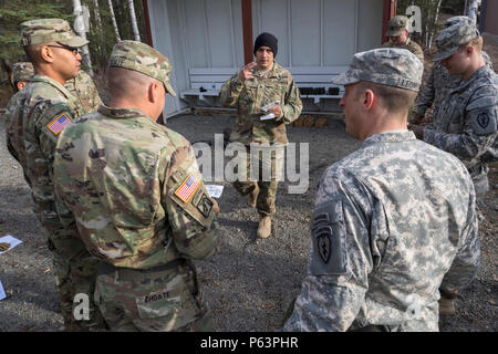 Armee Sgt. Jorge Soriano, der Sitz und die Hauptverwaltung Truppe, 1st Squadron (Airborne), 40th Cavalry Regiment zugeordnet, 4. Brigade Combat Team (Airborne), 25 Infanterie Division, U.S. Army Alaska, führt Chemische, biologische, radiologische und nukleare Verteidigung Training auf einer gemeinsamen Basis Elmendorf-Richardson, Alaska, Mittwoch, 13. April 2016. Die Ausbildung endete mit maskierten Soldaten in einem versiegelten Kammer mit CS gefüllt, dann ihre Schutzausrüstung entfernen, das Vertrauen in Ihre Geräte zu fördern. CS, technisch bekannt als 0 chlorobenzalmalononitrile, ist eine feste, weiße Pulver gemischt mit ein Stockfoto