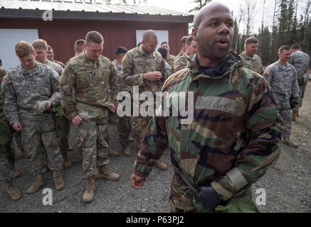 Army Staff Sgt. Edward Washington, der Sitz und die Hauptverwaltung Truppe, 1st Squadron (Airborne), 40th Cavalry Regiment zugeordnet, 4. Brigade Combat Team (Airborne), 25 Infanterie Division, U.S. Army Alaska, gibt ein Briefing zu den Fallschirmjägern bei chemischen, biologischen, radiologischen und nuklearen Verteidigung Training auf einer gemeinsamen Basis Elmendorf-Richardson, Alaska, Mittwoch, 13. April 2016. Die Ausbildung endete mit maskierten Soldaten in einem versiegelten Kammer mit CS gefüllt, dann ihre Schutzausrüstung entfernen, das Vertrauen in Ihre Geräte zu fördern. CS, technisch bekannt als 0 chlorobenzalmalo Stockfoto
