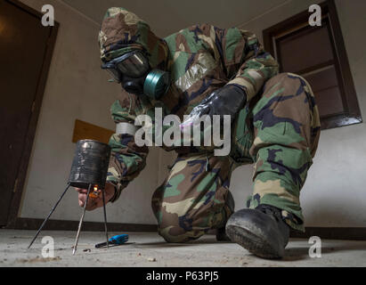 Army Staff Sgt. Edward Washington, der Sitz und die Hauptverwaltung Truppe, 1st Squadron (Airborne), 40th Cavalry Regiment zugeordnet, 4. Brigade Combat Team (Airborne), 25 Infanterie Division, U.S. Army Alaska, Verbrennungen CS Kapseln bei chemischen, biologischen, radiologischen und nuklearen Verteidigung Training auf einer gemeinsamen Basis Elmendorf-Richardson, Alaska, Mittwoch, 13. April 2016. Die Ausbildung endete mit maskierten Soldaten in einem versiegelten Kammer mit CS gefüllt, dann ihre Schutzausrüstung entfernen, das Vertrauen in Ihre Geräte zu fördern. CS, technisch bekannt als 0 chlorobenzalmalononitrile, ist eine solide Stockfoto