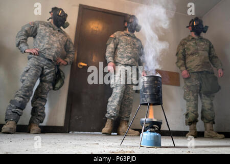 Fallschirmjäger der B-Truppe, 1. Geschwader (Airborne), 40. Kavallerie-Regiment, 4. Brigade Combat Team, 25. Infanterie-Division, U.S. Army Alaska, nehmen an chemischen, biologischen, radiologische und nukleare (CBRN) Verteidigungsausbildung auf der Joint Base Elmendorf-Richardson, Alaska. Soldaten betreten eine versiegelte Kammer, die mit CS-Gas gefüllt ist, tragen Schutzmasken und Ausrüstung und entfernen dann die Ausrüstung, um Vertrauen aufzubauen und die Bereitschaft zu gewährleisten. Die Schulung konzentriert sich auf Sicherheitsverfahren, Fachkenntnisse der Ausrüstung und Betriebsbereitschaft unter simulierten Gefahrenbedingungen. Stockfoto