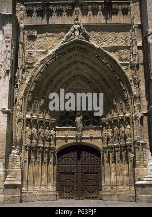 ARTE GOTICO. ESPAÑA. CATEDRAL DE SAN ANTOLIN. Construída ENTRE LOS SIGLOS XIV y XVI sobre los restos de una Antigua cripta visigótica Del Siglo VII, Dedicada a San Antolín. Vista de La Puerta del Obispo. PALENCIA. Castilla-León. Stockfoto