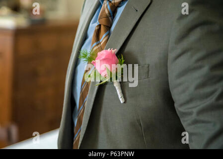 Anstecker in der Form der Rose auf Hochzeit Anzug des Bräutigams Stockfoto