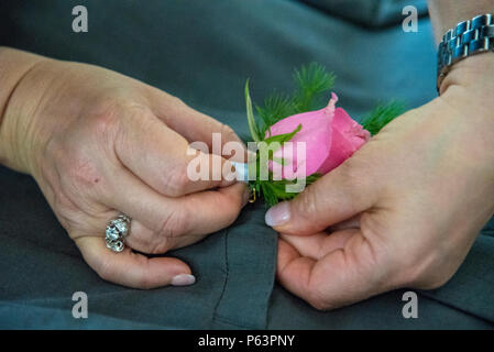 Anstecker in der Form der Rose auf Hochzeit Anzug des Bräutigams Stockfoto