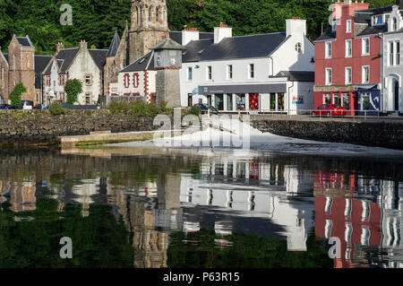 Tobermory Waterfront an einem schönen sonnigen Tag - Isle of Mull, Innere Hebriden, Schottland Stockfoto