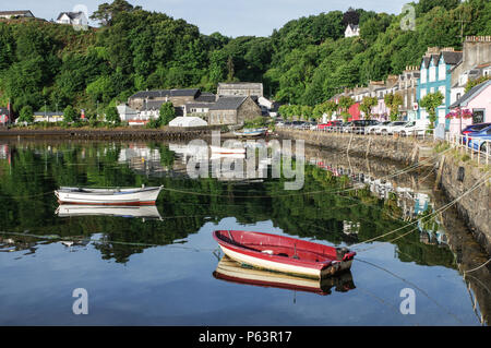 Tobermory Marina und Waterfront an einem schönen sonnigen Tag - Isle of Mull, Innere Hebriden, Schottland Stockfoto