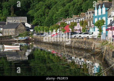 Tobermory Marina und Waterfront an einem schönen sonnigen Tag - Isle of Mull, Innere Hebriden, Schottland Stockfoto