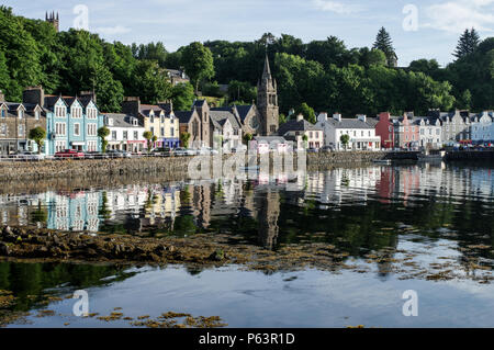 Tobermory Waterfront an einem schönen sonnigen Tag - Isle of Mull, Innere Hebriden, Schottland Stockfoto