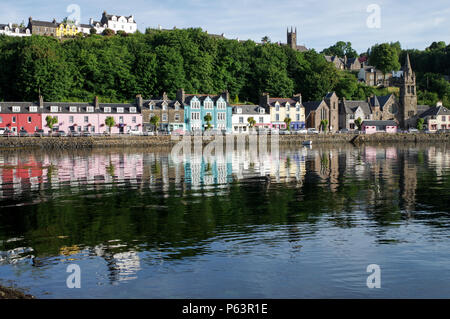 Tobermory Waterfront an einem schönen sonnigen Tag - Isle of Mull, Innere Hebriden, Schottland Stockfoto