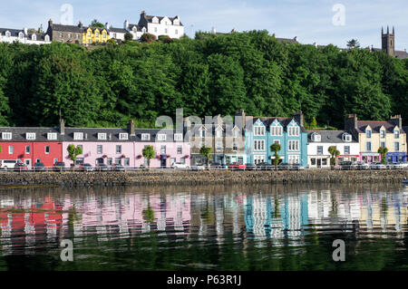 Tobermory Waterfront an einem schönen sonnigen Tag - Isle of Mull, Innere Hebriden, Schottland Stockfoto