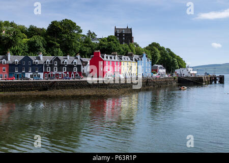 Tobermory Marina und Waterfront an einem schönen sonnigen Tag - Isle of Mull, Innere Hebriden, Schottland Stockfoto