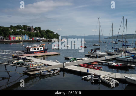 Tobermory Marina und Waterfront an einem schönen sonnigen Tag - Isle of Mull, Innere Hebriden, Schottland Stockfoto