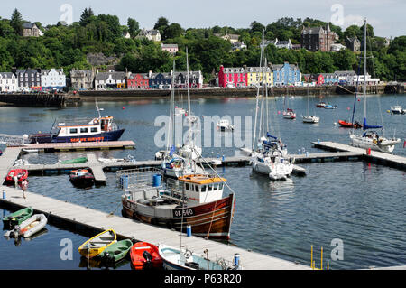 Tobermory Marina und Waterfront an einem schönen sonnigen Tag - Isle of Mull, Innere Hebriden, Schottland Stockfoto