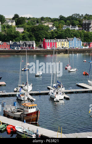 Tobermory Marina und Waterfront an einem schönen sonnigen Tag - Isle of Mull, Innere Hebriden, Schottland Stockfoto