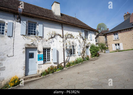 Fassade der Auberge Schwestern Moisy, das alte Hotel waren viele Künstler verbrachten die Nacht in Saint-Ceneri-le-Gerei, Normandie, Frankreich. Stockfoto