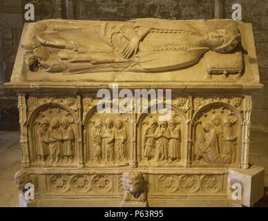 ARTE GOTICO. ESPAÑA. IGLESIA DE SANTA MARIA DE BELL - lloc (siglo XIII). Vista del SEPULCRO DE PERE V DE QUERALT Y DE ALAMANDA DE ROCABERTI, realizado Entre 1363 y por el escultor Villa 1370 de la Pere CIROLL y El Pintor aragonés Pere AGUILAR. SANTA Coloma de Queralt. Comarca de La Conca de Barbera. Estado de Tarragona. Cataluña. Stockfoto