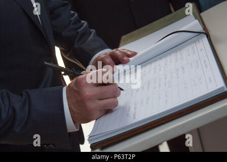 Verteidigungsminister Asche Carter unterschreibt im Gästebuch im Manila American Cemetery in Manila, Philippinen nach einer Kranzniederlegung zu American Service Members 14 April, 2016 ehren. Carter ist ein Besuch der Philippinen das Gleichgewicht in der asiatisch-pazifischen Region zu verfestigen. (Foto von Senior Master Sgt. Adrian Cadiz) (freigegeben) Stockfoto