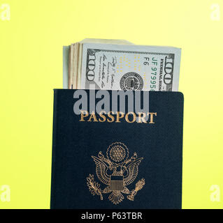 USA Reisepass Holding ein Haufen Dollarscheine für Travel Concept Stockfoto