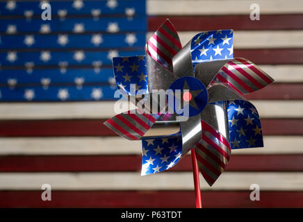 Pinwheel oder WHIRLIGIG vor US Flag Stockfoto