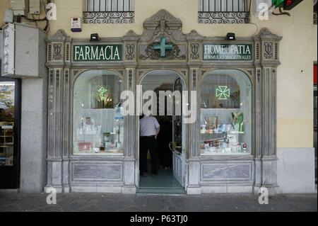 FARMACIA EN LA PLAZA DEL MERCADO GRANDE O DE SANTA TERESA DE JESUS. Stockfoto