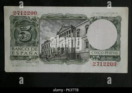 DINERO: BILLETE DE CINCO PESETAS DE 1954. ANVERSO: IMAGEN DE Alfonso X. REVERSO: Biblioteca Nacional. TAMAÑO: 100 x 50 mm. Stockfoto