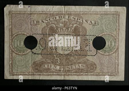 DINERO: BILLETE DE CIEN PESETAS MARCADO COMO FALSO. ANVERSO: CABEZA DE CRISTOBAL COLON Y, FLANQUEANDOLA, LAS FIGURAS REPRESENTEN FEMENINAS QUE LA GEOGRAFIA Y AMERIKA. REVERSO: ESCUDO DE ESPAÑA POR LAS CIFRAS FLANQUEADO CIEN. TAMAÑO: 138 x 81 mm. CALCOGRAFIA & CARTEVALORI, Mailand, Italien. Stockfoto