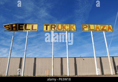 Ein Zeichen bleibt stehen in einem Verschlossenen und Verlassenen Shell Truck Stop entlang der Route 66 in Santa Fe, New Mexico. Stockfoto