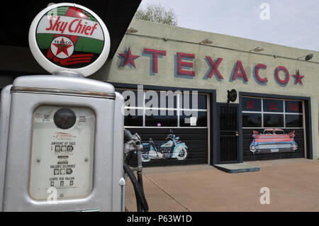 Ein Vintage gas Pumpe bei einem ehemaligen Garage sporting eine Texaco Wandbild, Teil einer öffentlichen Kunst- und Restaurierungsprojekt in der Route 66 Stadt Santa Fe, NM. Stockfoto