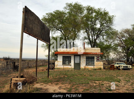 Ein verlassenes Auto sitzt neben der geschlossenen Kleinen Juarez Cafe in der Route 66 Geisterstadt Glenrio, die auf dem Texas - New Mexico State Zeile sitzt. Stockfoto