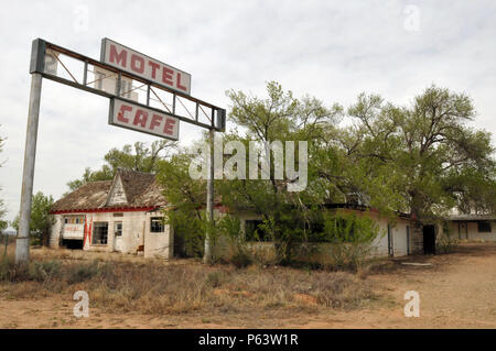 Bäume, die verlassenen Texas Longhorn Motel und State Line Cafe in der Route 66 Geisterstadt Glenrio auf der Texas-New Mexiko Grenze überholen. Stockfoto