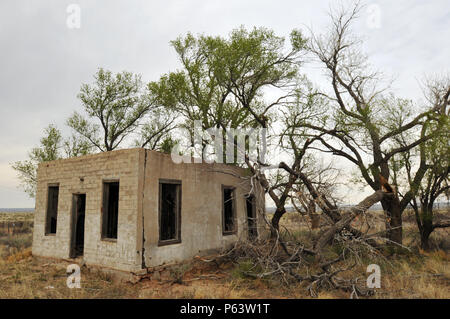 Das ehemalige Postgebäude steht von Bäumen in der Route 66 Geisterstadt Glenrio auf der Texas-New Mexiko Rand umgeben. Stockfoto