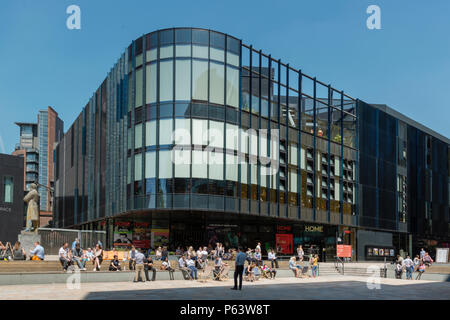 HOME-Zentrum für zeitgenössische Kunst, Performance, Theater und Film befindet sich in Tony Wilson Square im Stadtzentrum von Manchester. Stockfoto