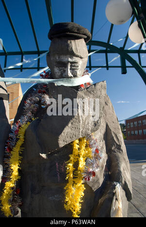 "Warten auf die Überland' Skulptur von sechs Personen und einen Hund an einer Bushaltestelle in der Fremont Nachbarschaft von Seattle warten. Stockfoto