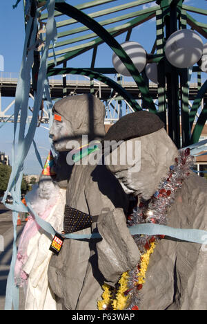 "Warten auf die Überland' Skulptur von sechs Personen und einen Hund an einer Bushaltestelle in der Fremont Nachbarschaft von Seattle warten. Stockfoto