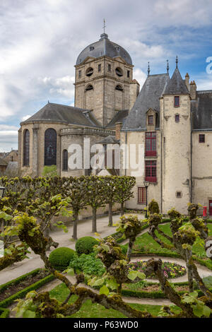 ALENCON, Frankreich: Die Basilika Notre-Dame d'Alençon und das Maison d'Ozé aus dem Obstgarten im alten Viertel der Stadt gesehen. Stockfoto